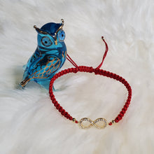 Load image into Gallery viewer, Pulsera hilo rojo con el signo infinito en plata bañado en oro
