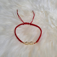 Load image into Gallery viewer, Pulsera hilo rojo con el signo infinito en plata bañado en oro
