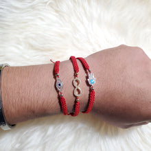 Load image into Gallery viewer, Pulsera hilo rojo con el signo infinito en plata bañado en oro
